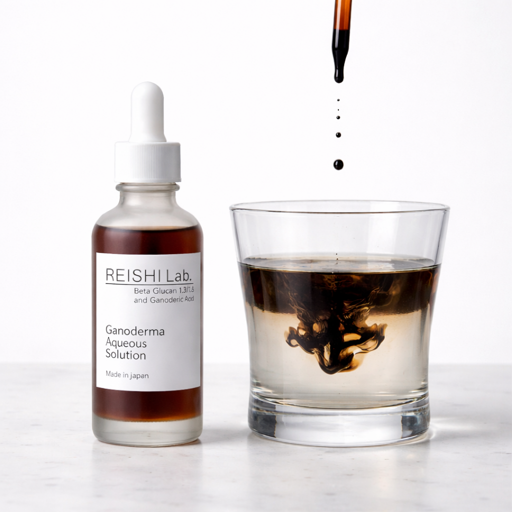 REISHI Lab.をグラスに滴下している使用イメージ